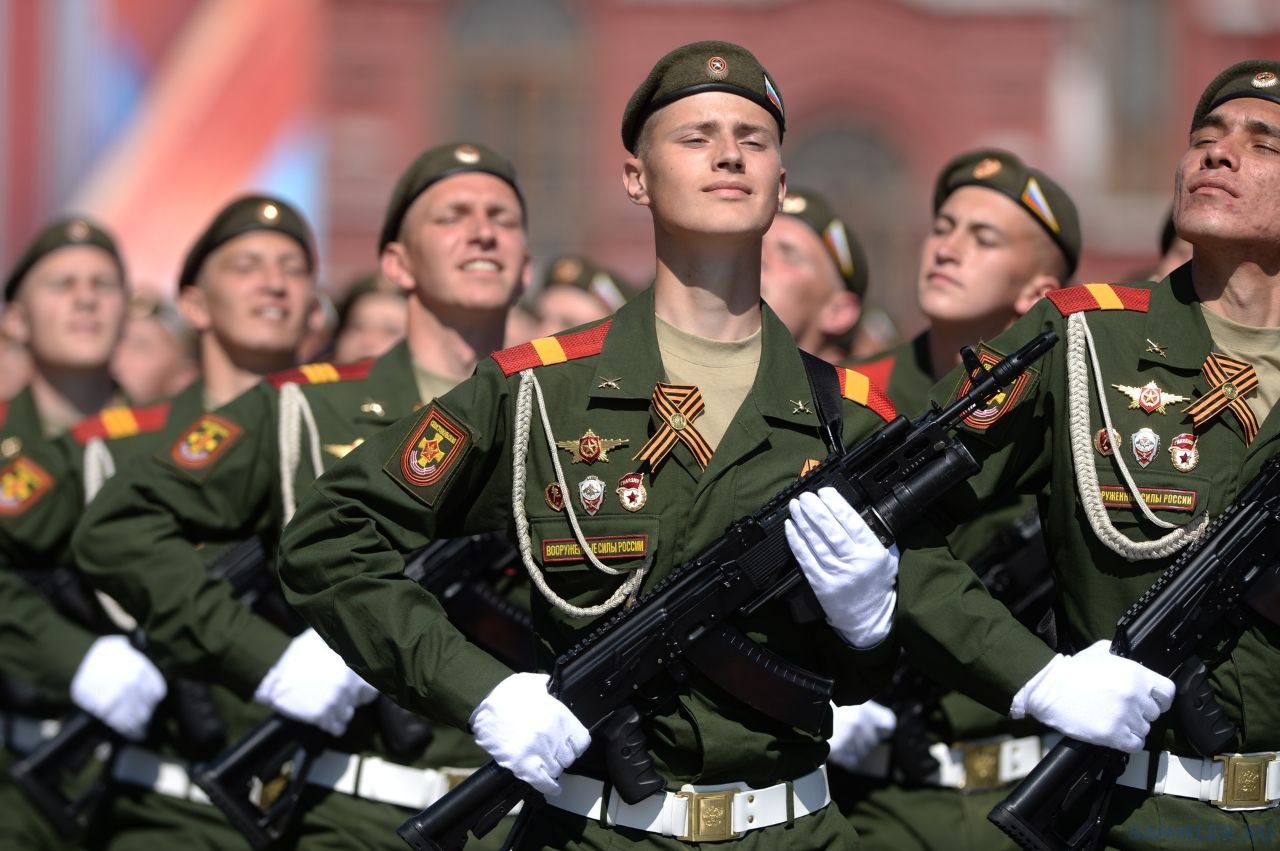 Русские всех сильней видео. Солдаты на параде. Современная армия. Современная Российская армия.