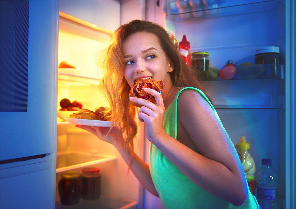 Девушка у холодильника ночью. Еда перед сном. Девушка ест ночью. Человек у холодильника ночью.