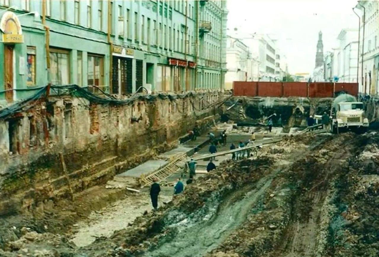 Откопанные этажи в москве. Раскопки les halles париж. Улица баумана казань закопанные здания. Политехнический музей закопанные этажи санкт-петербург. Казань откопали улица баумана.