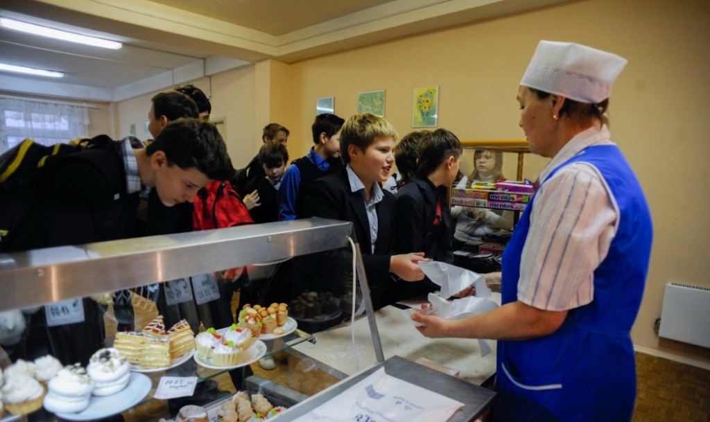 Еда в школьных столовых. Еда из буфета в школе. Буфет в школьной столовой. Столовая в школе. Еда в буфете в школе.